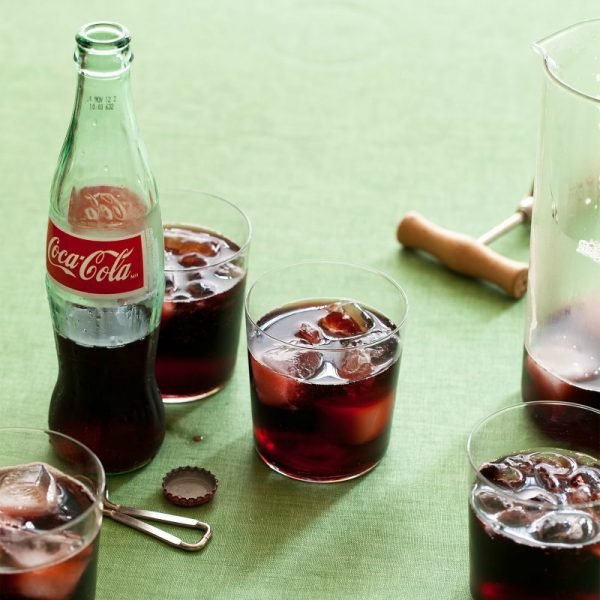 Calimocho. Le llegó el turno al vino tinto con Coca-Cola