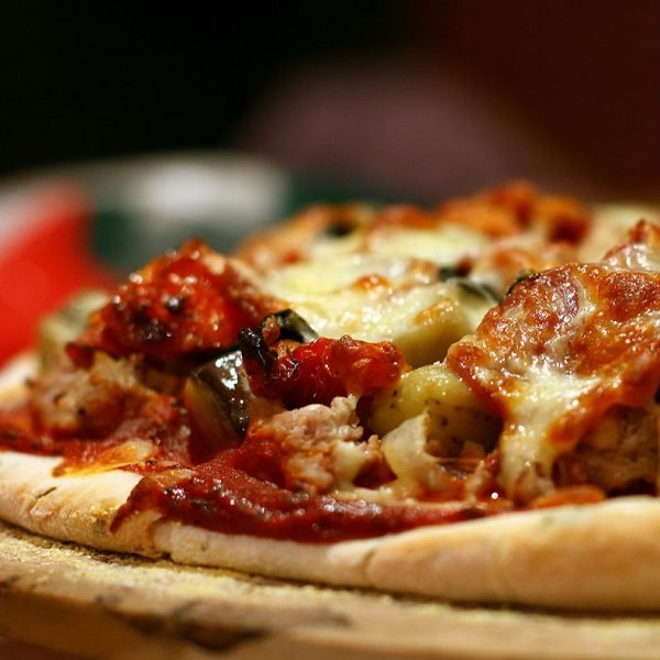 Si hay reunión de amigos y el delivery pide pizza, la cerveza siempre es la opción #1... pero también podés sorprenderte con algún vino.