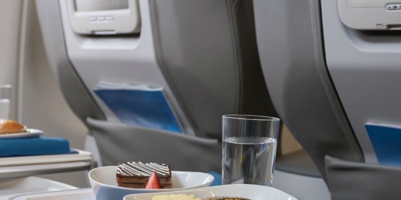 Una seguidilla de consejos para zafar de los fideos híperrecalentados y comer bien en un viaje en avión.