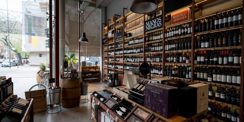 ¿Cómo abrir una vinoteca? Todo lo que debes saber